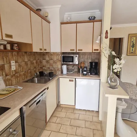 Avec Coin Nuit, Aperçu Mer, Piscine Et Parking à - Fr-1-780-95 Sainte-Maxime